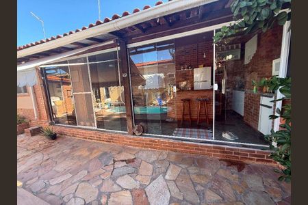 Casa à venda com 137m², 4 quartos e 2 vagas