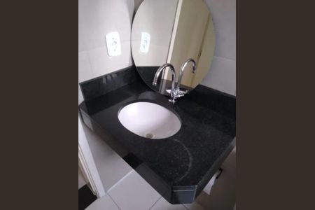 Banheiro de apartamento para alugar com 2 quartos, 49m² em Parque Munhoz, São Paulo