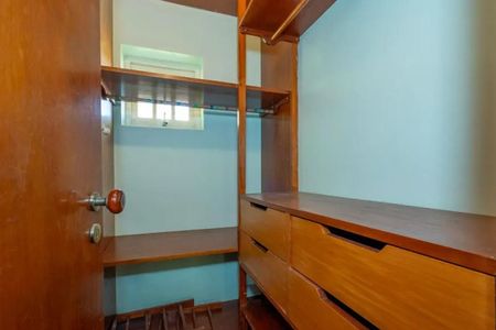 Casa de condomínio para alugar com 1437m², 3 quartos e 4 vagasCloset