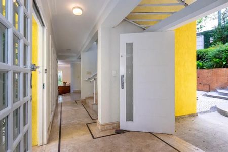 Corredor de casa de condomínio para alugar com 3 quartos, 1437m² em Pousada dos Bandeirantes, Carapicuíba