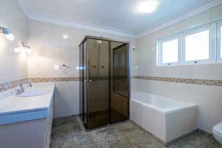 Casa de condomínio para alugar com 1437m², 3 quartos e 4 vagasBanheiro