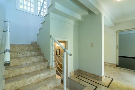 Escada de casa de condomínio para alugar com 3 quartos, 1437m² em Pousada dos Bandeirantes, Carapicuíba