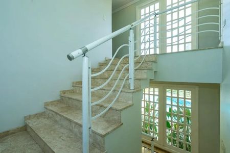 Casa de condomínio para alugar com 1437m², 3 quartos e 4 vagasEscada