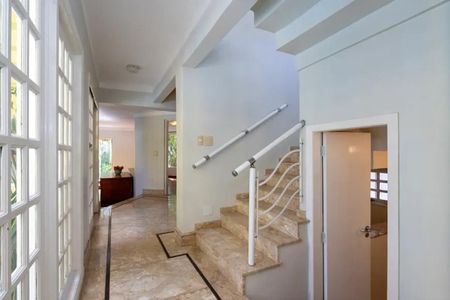 Corredor de casa de condomínio para alugar com 3 quartos, 1437m² em Pousada dos Bandeirantes, Carapicuíba