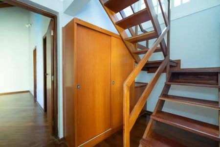 Casa de condomínio para alugar com 1437m², 3 quartos e 4 vagasEscada