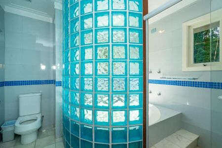 Casa de condomínio para alugar com 1437m², 3 quartos e 4 vagasBanheiro