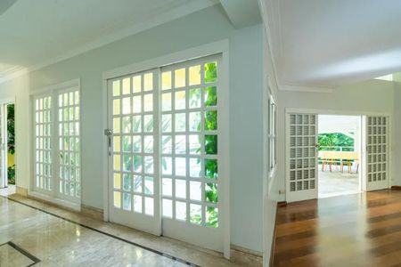 Casa de condomínio para alugar com 1437m², 3 quartos e 4 vagasSala