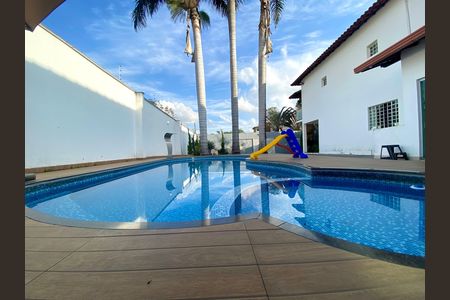Casa à venda com 500m², 3 quartos e 5 vagas Casa à venda com 500m², 3 quartos e 5 vagasÁrea externa