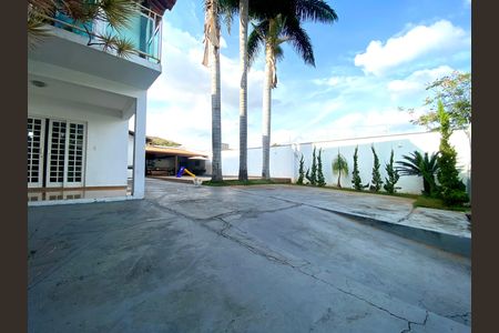 Casa à venda com 500m², 3 quartos e 5 vagas Casa à venda com 500m², 3 quartos e 5 vagasÁrea externa