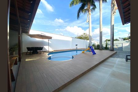Casa à venda com 500m², 3 quartos e 5 vagas Casa à venda com 500m², 3 quartos e 5 vagasÁrea externa