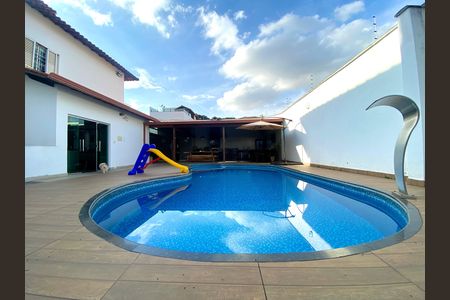 Casa à venda com 500m², 3 quartos e 5 vagas Casa à venda com 500m², 3 quartos e 5 vagasÁrea externa