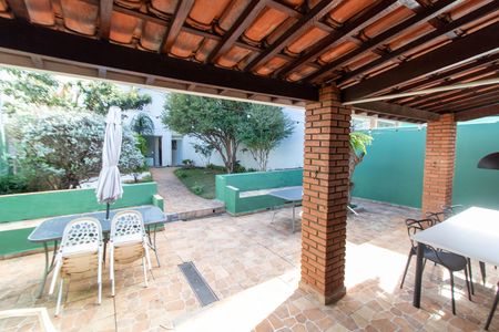 Casa para alugar com 380m², 8 quartos e 2 vagas Casa para alugar com 380m², 8 quartos e 2 vagasÁREA EXTERNA FUNDOS