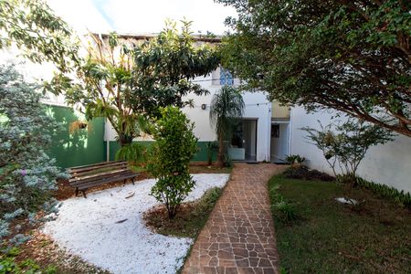 Casa para alugar com 380m², 8 quartos e 2 vagas Casa para alugar com 380m², 8 quartos e 2 vagasÁREA EXTERNA FUNDOS