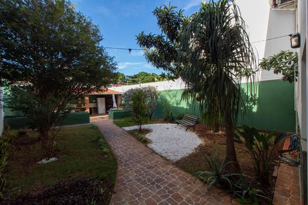 Casa para alugar com 380m², 8 quartos e 2 vagas Casa para alugar com 380m², 8 quartos e 2 vagasÁREA EXTERNA FUNDOS