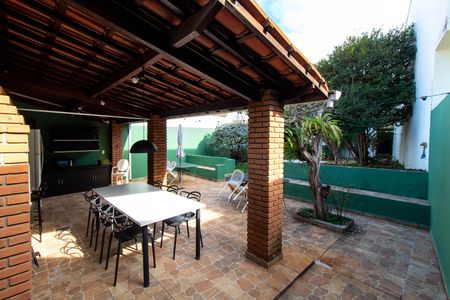 Casa para alugar com 380m², 8 quartos e 2 vagas Casa para alugar com 380m², 8 quartos e 2 vagasÁREA EXTERNA FUNDOS