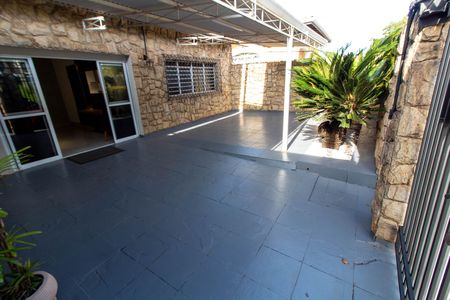 Casa para alugar com 380m², 8 quartos e 2 vagas Casa para alugar com 380m², 8 quartos e 2 vagasÁREA EXTERNA FRENTE