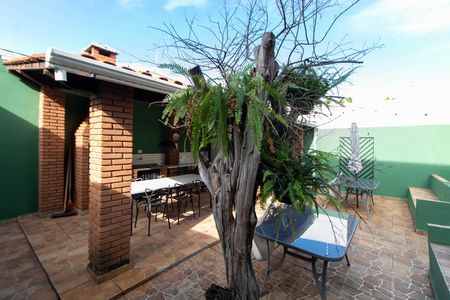 Casa para alugar com 380m², 8 quartos e 2 vagas Casa para alugar com 380m², 8 quartos e 2 vagasÁREA EXTERNA FUNDOS