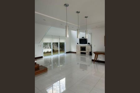 Sala de casa de condomínio para alugar com 3 quartos, 275m² em Terras do Madeira, Carapicuíba