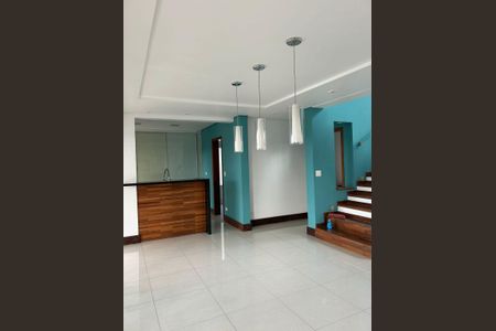 Sala de casa de condomínio para alugar com 3 quartos, 275m² em Terras do Madeira, Carapicuíba