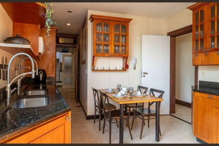 Casa à venda com 525m², 5 quartos e 4 vagas