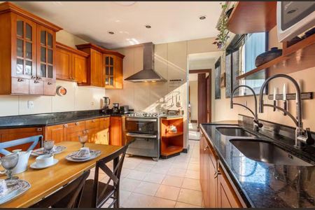 Casa à venda com 525m², 5 quartos e 4 vagas