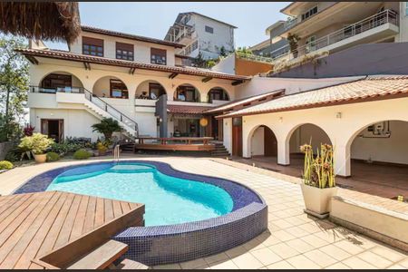 Casa à venda com 525m², 5 quartos e 4 vagas