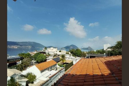 Casa à venda com 373m², 4 quartos e 1 vaga