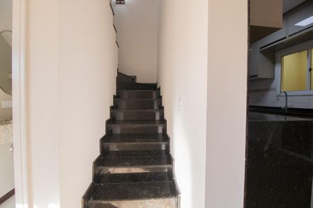 Casa à venda com 92m², 3 quartos e 2 vagas Casa à venda com 92m², 3 quartos e 2 vagasEscada