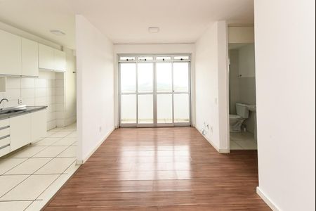 Sala de apartamento para alugar com 2 quartos, 60m² em Cinco, Contagem