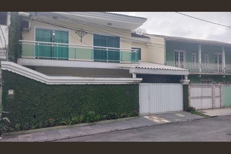 Casa de condomínio à venda com 159m², 4 quartos e 5 vagas Casa de condomínio à venda com 159m², 4 quartos e 5 vagasFachada
