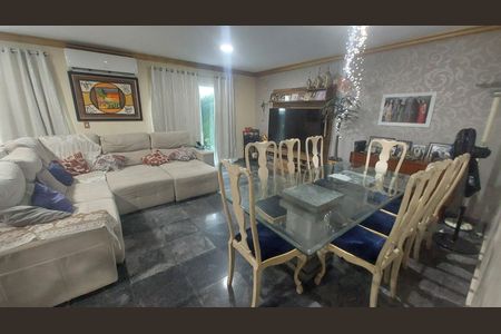 Casa de condomínio à venda com 159m², 4 quartos e 5 vagas Casa de condomínio à venda com 159m², 4 quartos e 5 vagasSala