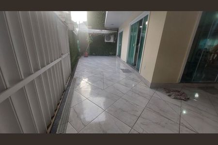 Casa de condomínio à venda com 159m², 4 quartos e 5 vagas Casa de condomínio à venda com 159m², 4 quartos e 5 vagasGaragem
