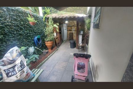 Casa de condomínio à venda com 159m², 4 quartos e 5 vagas Casa de condomínio à venda com 159m², 4 quartos e 5 vagasÁrea externa