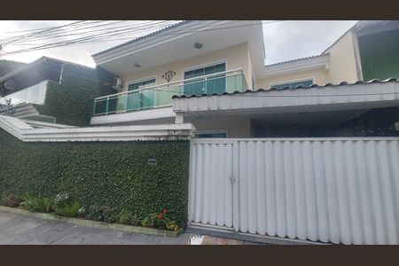 Casa de condomínio à venda com 159m², 4 quartos e 5 vagas Casa de condomínio à venda com 159m², 4 quartos e 5 vagasFachada