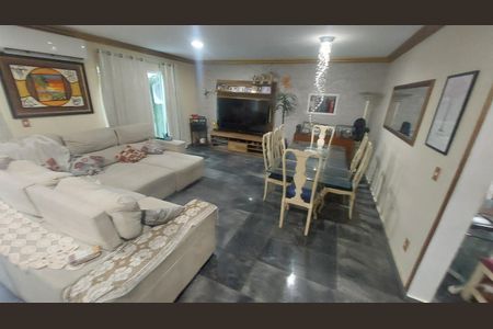 Casa de condomínio à venda com 159m², 4 quartos e 5 vagas Casa de condomínio à venda com 159m², 4 quartos e 5 vagasSala