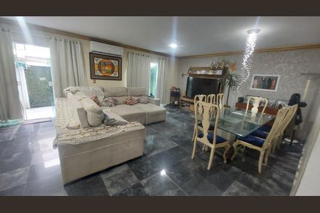Casa de condomínio à venda com 159m², 4 quartos e 5 vagas Casa de condomínio à venda com 159m², 4 quartos e 5 vagasSala