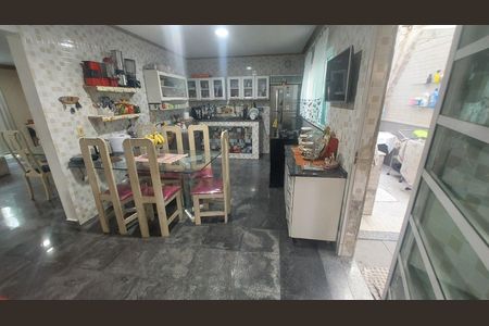 Casa de condomínio à venda com 159m², 4 quartos e 5 vagas Casa de condomínio à venda com 159m², 4 quartos e 5 vagasCozinha
