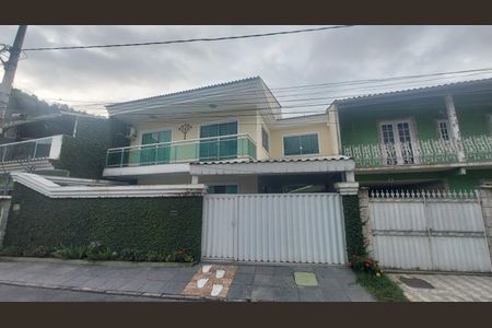 Casa de condomínio à venda com 159m², 4 quartos e 5 vagas Casa de condomínio à venda com 159m², 4 quartos e 5 vagasFachada