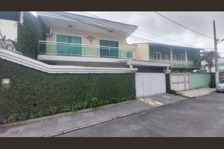 Casa de condomínio à venda com 159m², 4 quartos e 5 vagas Casa de condomínio à venda com 159m², 4 quartos e 5 vagasFachada
