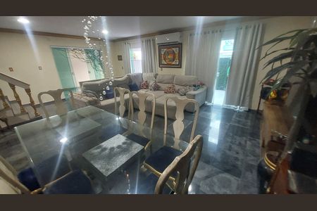 Casa de condomínio à venda com 159m², 4 quartos e 5 vagas Casa de condomínio à venda com 159m², 4 quartos e 5 vagasSala