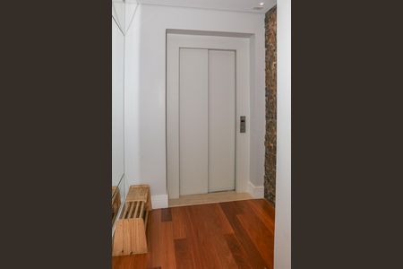 Apartamento à venda com 158m², 4 quartos e 2 vagas Apartamento à venda com 158m², 4 quartos e 2 vagasHall social