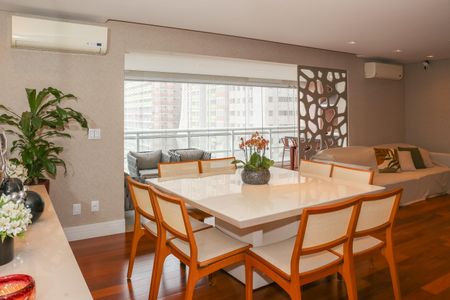 Apartamento à venda com 158m², 4 quartos e 2 vagas Apartamento à venda com 158m², 4 quartos e 2 vagasSala
