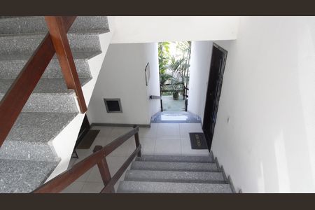 Apartamento para alugar com 55m², 2 quartos e 1 vagaEscadas