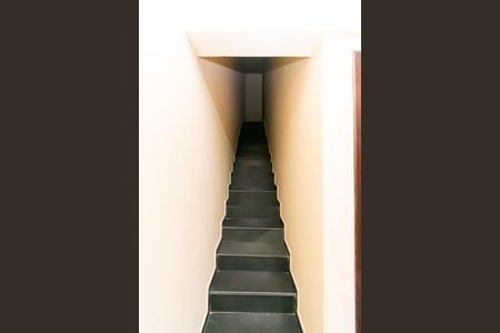 Casa à venda com 120m², 5 quartos e 1 vaga Casa à venda com 120m², 5 quartos e 1 vagaEscada