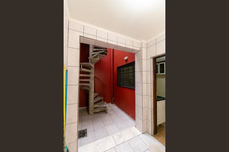 Casa à venda com 120m², 5 quartos e 1 vaga Casa à venda com 120m², 5 quartos e 1 vagaEscada