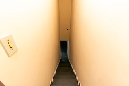 Casa à venda com 120m², 5 quartos e 1 vaga Casa à venda com 120m², 5 quartos e 1 vagaEscada