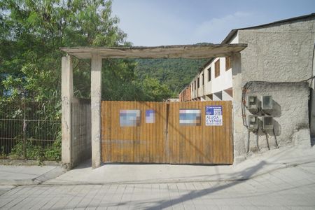 Casa para alugar com 76m², 2 quartos e 1 vaga Casa para alugar com 76m², 2 quartos e 1 vagaFachada