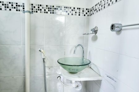 Banheiro  de kitnet/studio para alugar com 1 quarto, 9m² em Glória, Rio de Janeiro
