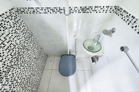 Banheiro  de kitnet/studio para alugar com 1 quarto, 9m² em Glória, Rio de Janeiro