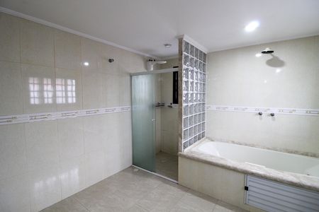 Casa à venda com 259m², 5 quartos e 4 vagasBanheiro do Quarto 2